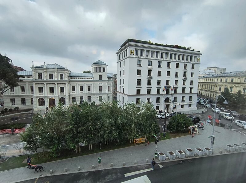 Calea Victoriei, Piata Amzei, ultracentral.